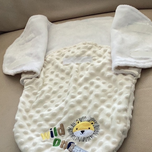 Petite L’Amour swaddle wrap ivory off white with lion embroidered very soft - Picture 6 of 14